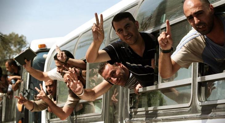 سلطات العدو الصهيوني تبدأ بنقل الأسرى الفلسطينيين للإفراج عنهم بصفقة التبادل