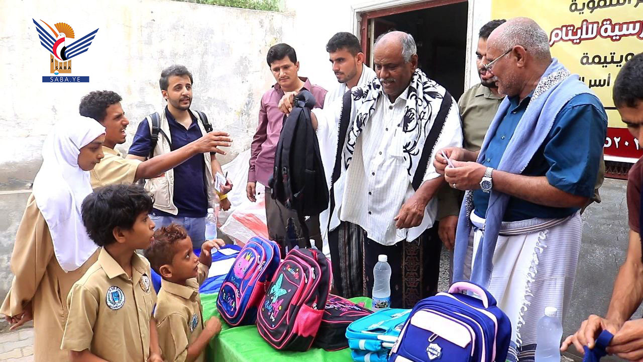 توزيع 575 حقيبة مدرسية للأيتام من ذوي الإعاقة الذهنية بالحديدة