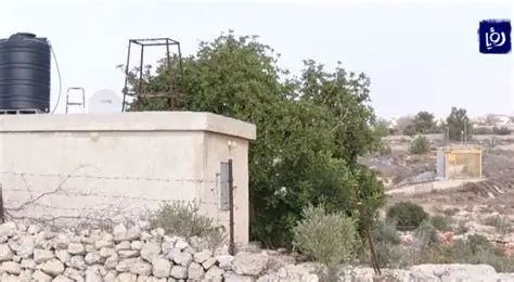 العدو الإسرائيلي يهدم أسوارًا في قطنة شمال غربي القدس