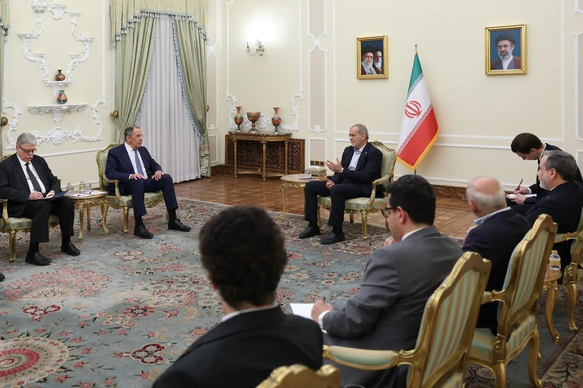 بزشكيان يؤكد أهمية التعاون الإيراني الروسي ويشدد على أن القواعد الأمريكية لن تجلب الأمن للمنطقة