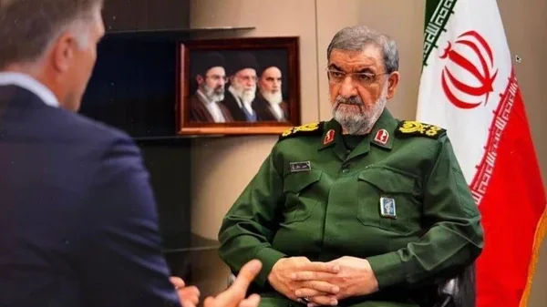 رضائي: سنتكوم والإمارات تهربان النفط في مضيق هرمز