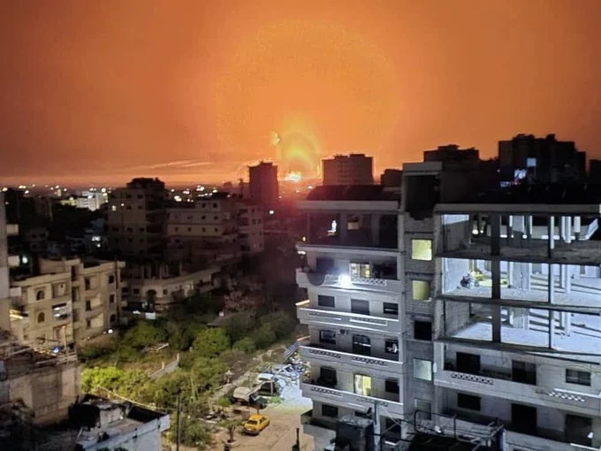 العدو الصهيوني يقصف ميناء البيضاء واللواء 110 في "اللاذقية" في سوريا