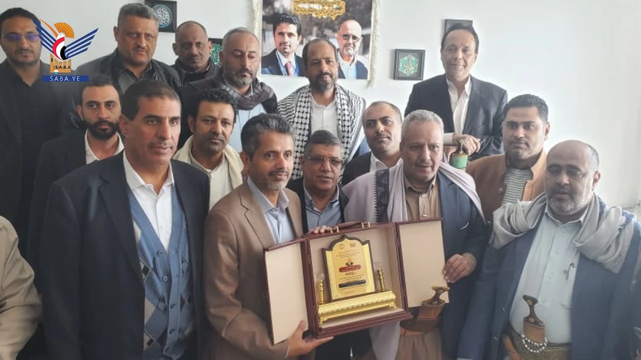 نائب رئيس هيئة مكافحة الفساد يُكرّم أسر الشهداء شرف الدين والقاضي مجاهد وحميد الدين