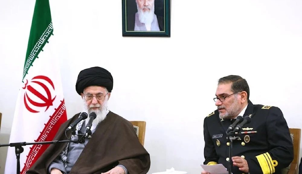 الرئيس الإيراني يعين الأدميرال علي شمخاني أميناً لمجلس الدفاع الأعلى
