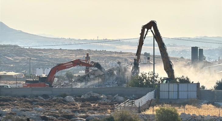 العدو الإسرائيلي يهدم منزلين في بيت لحم والقدس ومنشآت شرق جنين
