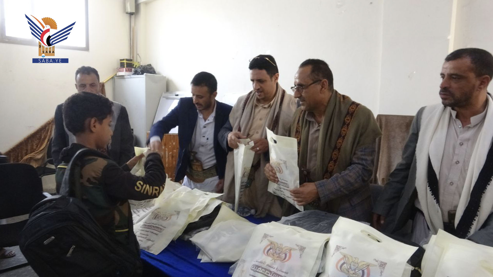 توزيع أدوات مدرسية للطلاب الأشد فقرا والأيتام في حجة