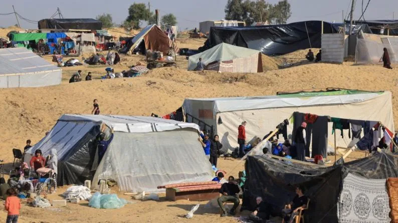 شبكة المنظمات الأهلية الفلسطينية في قطاع غزة: أكثر من 75% من خيام النازحين تعرضت للحرق وأصبحت بحاجة إلى الاستبدال