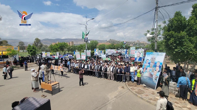 مسيرة بجامعة صنعاء في ذكرى ثورة 21 من سبتمبر تأكيدا على الثبات مع غزة رغم العدوان والمؤامرات