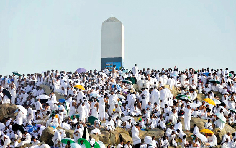 حجاج بيت الله الحرام يتجهون إلى صعيد عرفات لأداء ركن الحج الأعظم