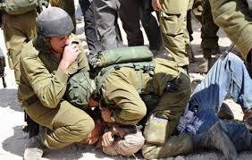 الاحتلال يعتدي بالضرب المبرح على ثلاثة شبان على حاجز عسكري جنوب بيت لحم