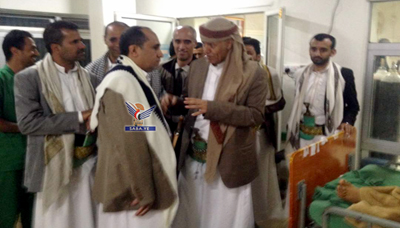 مدير مكتب الرئاسة ووزير الخدمة ومحافظ إب يتفقدون الجرحى بمستشفى الثورة بإب