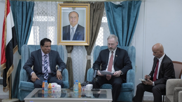 زيارة السفير الأمريكي للمهرة.. محاولة لشرعنة التواجد السعودي في المحافظة باستخدام ورقتي “الإرهاب والتهريب” زيارة السفير الأمريكي للمهرة.. محاولة لشرعنة التواجد السعودي في المحافظة باستخدام ورقتي “الإرهاب والتهريب”