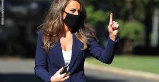 مديرة اتصالات البيت الأبيض تعلن استقالتها قبل أسابيع من مغادرة ترامب 