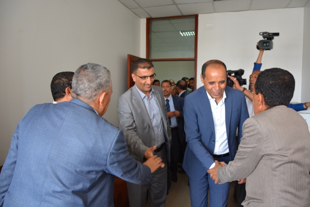 وزيرا الاتصالات والخدمة يتفقدان مستوى الانضباط بوزارة الاتصالات