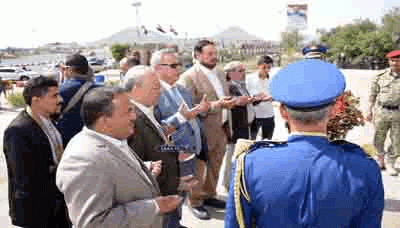 رئيس الوزراء يزور ضريح الشهيد الصمّاد ورفاقه في السبعين وروضة الشهداء بشارع الخمسين
