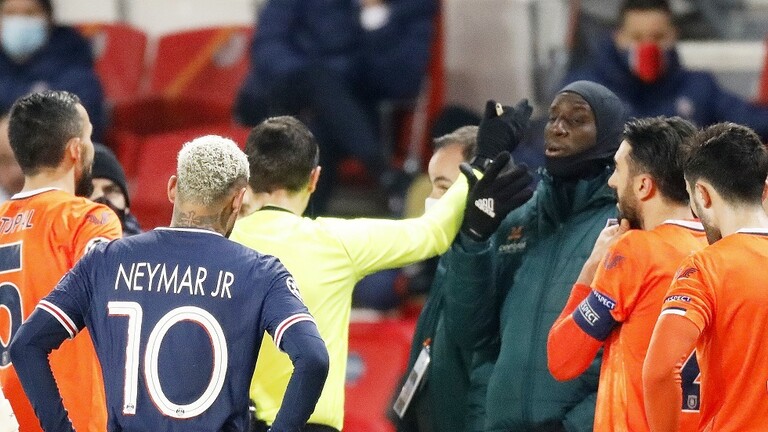 تعليق مباراة باريس سان جرمان وباشاك شهير التركي بدوري الأبطال بسبب إساءة عنصرية