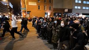 احتجاجات في ولاية أوهايو الأمريكية بعد قتل الشرطة لرجل اسمر