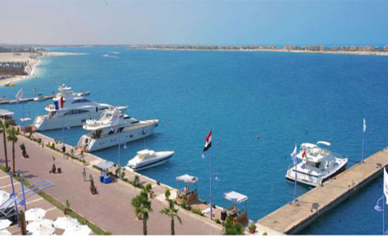 مصر تغلق ميناء شرم الشيخ البحري وتطلب من المواطنين البقاء في المنازل