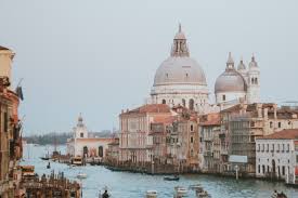 إيطاليا تفرض عزلاً شاملاً خلال عطلة عيد الميلاد والعام الجديد