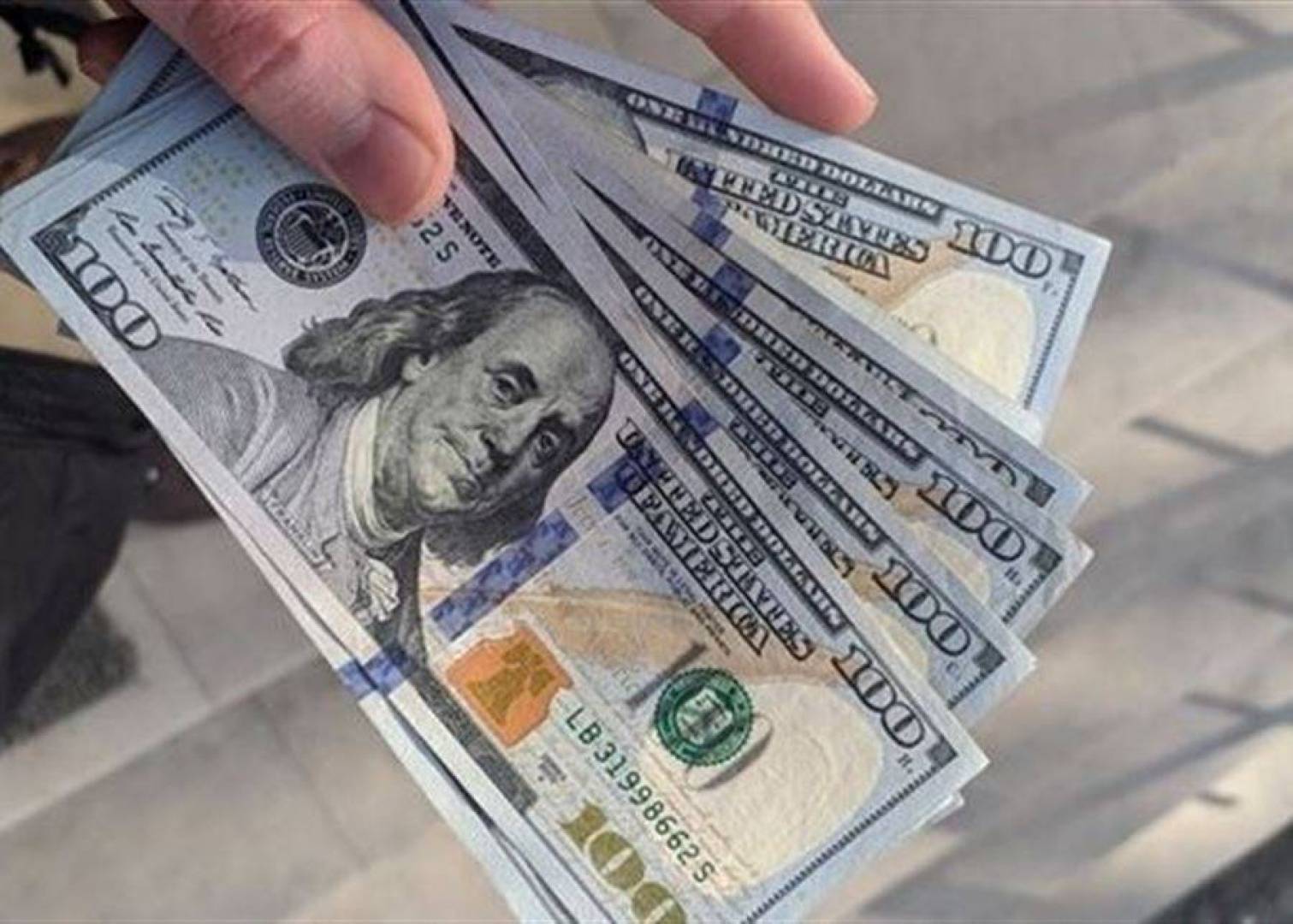 الدولار يتراجع إلى قرب أدنى مستوى في عامين ونصف العام