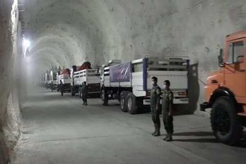 إيران تكشف عن قاعدة صواريخ بحرية تحت الأرض بطول ساحل الخليج