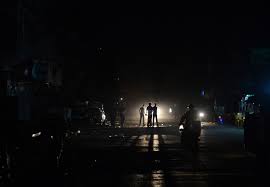 باكستان تغرق في الظلام إثر انقطاع التيار الكهربائي