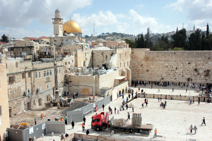 سلطات الإحتلال تواصل حفرياتها بساحة البراق قرب الأقصى المبارك