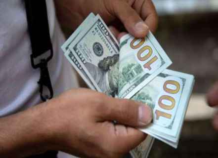 الدولار يتمسك بالمكاسب مع تنامي التوقعات بشأن تحفيز بايدن