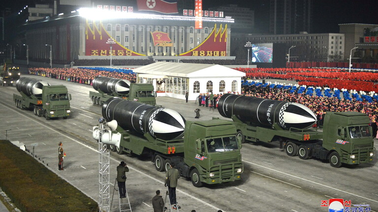 كوريا الشمالية تعرض صواريخ باليستية وصفتها بـ”الأقوى” في العالم
