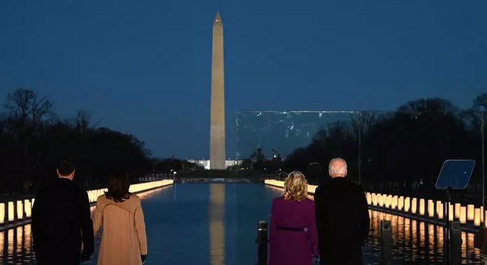 بايدن يقود مراسم تأبين 400 ألف أمريكي من ضحايا كورونا