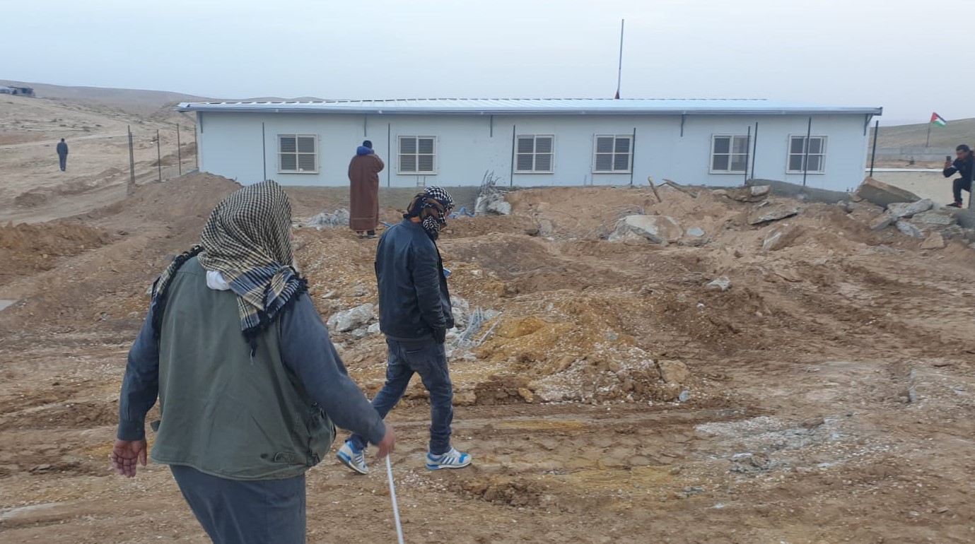 الاحتلال يهدم مسجدا قيد الإنشاء ويستولي على وحدة صحية شرق يطا جنوب الخليل