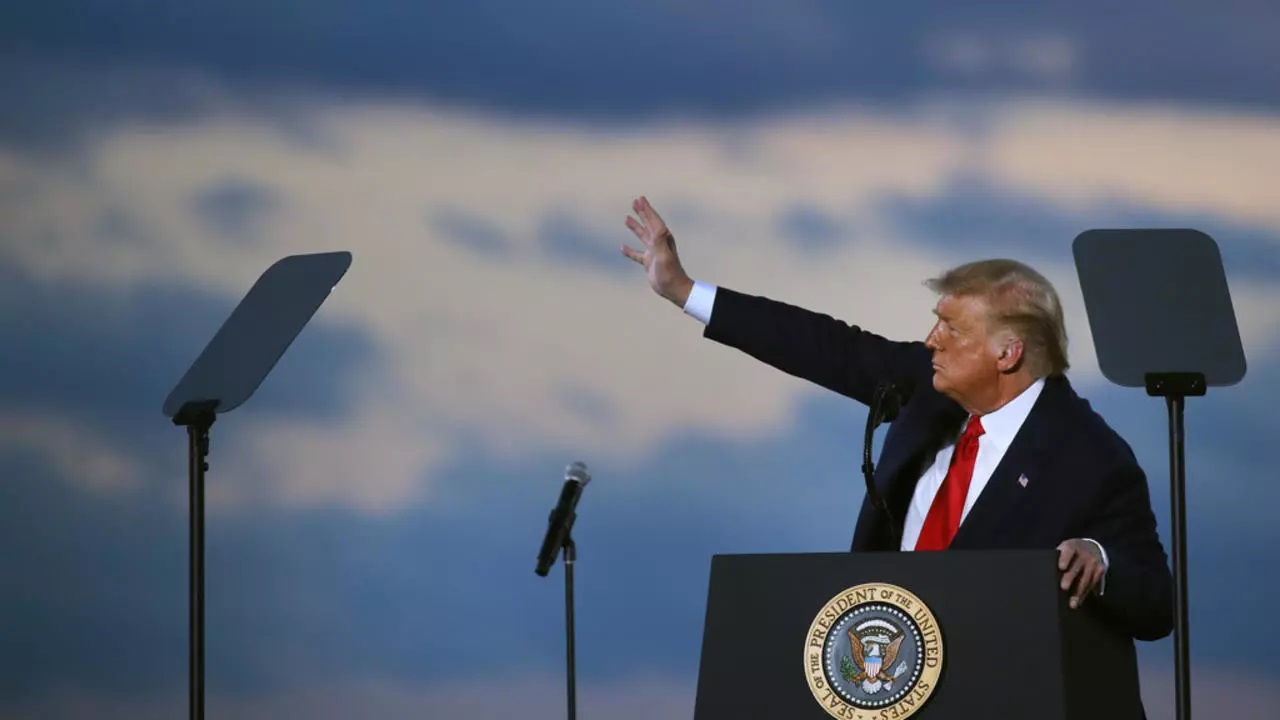 محامون أساسيون في فريق ترامب يتخلون عنه قبل أيام من محاكمته في مجلس الشيوخ