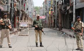 الشرطة الهندية تحفر الخنادق وتنشر الأسلاك الشائكة حول العاصمة
