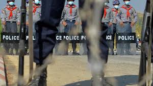 بورما: احتجاجات في الشوارع لليوم الثالث على التوالي والشرطة تستخدم خراطيم المياه لتفريق المتظاهرين