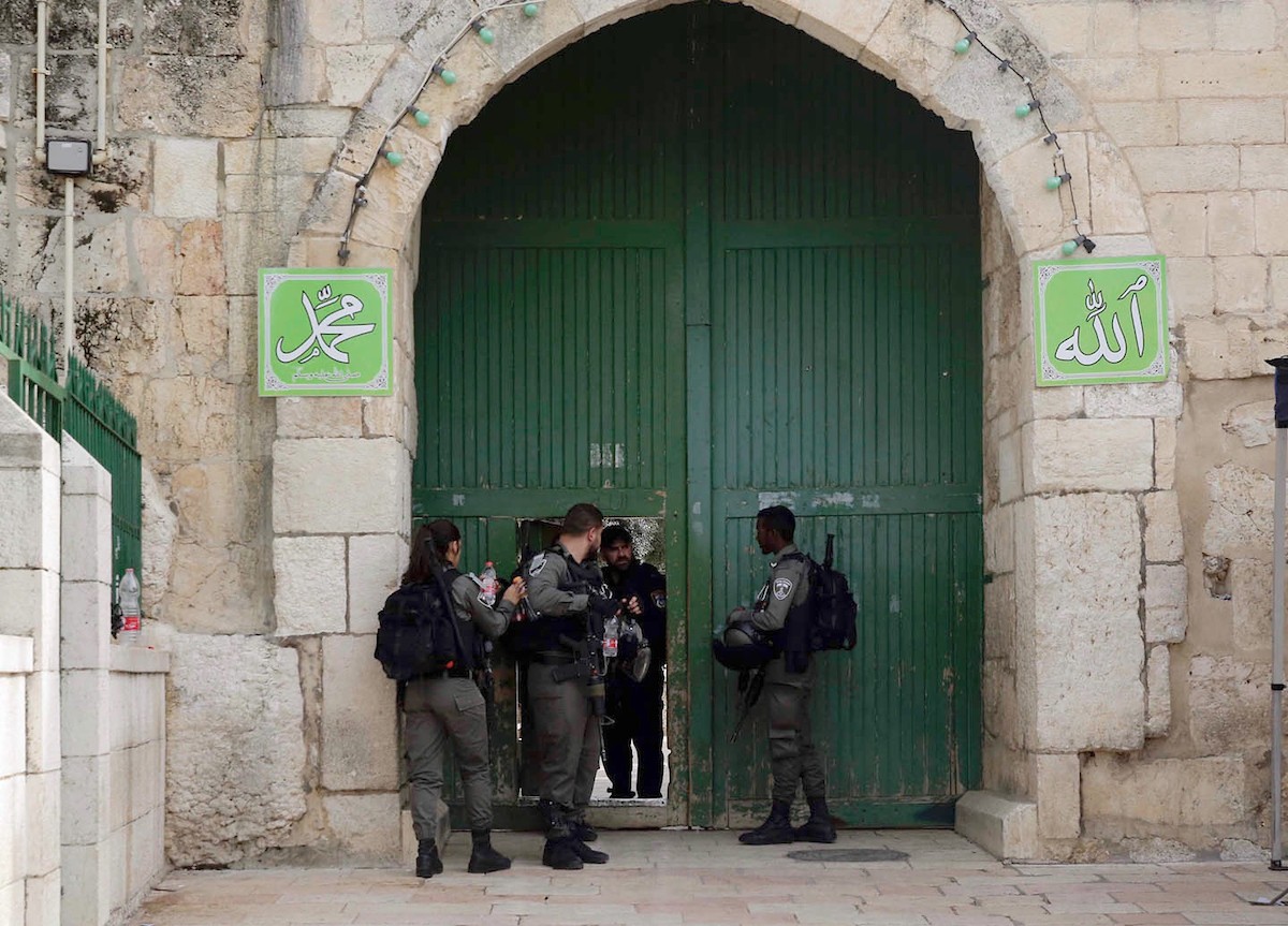 مواجهات في الطور بالقدس المحتلة وانتشار مكثف لقوات الاحتلال على أبواب الأقصى