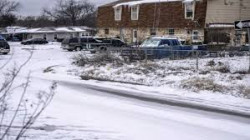 ولاية تكساس الأمريكية تغرق في ظلام دامس وتعاني نقصا في المياه وسط عاصفة شتوية