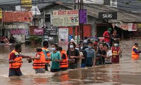 فيضانات عارمة تجتاح العاصمة الإندونيسية جاكرتا