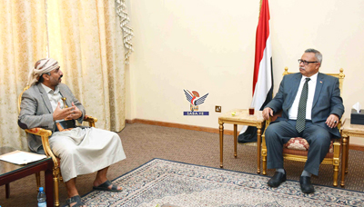 رئيس الوزراء يلتقي محافظ صنعاء ويؤكد على أهمية دور أبنائها في مناهضة العدوان