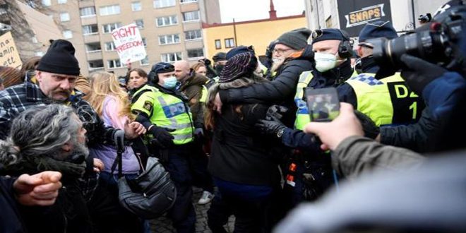 السويد.. إصابة 6 من عناصر الشرطة خلال تفريق احتجاجات على قيود كورونا