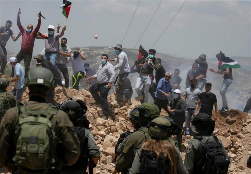 إصابة عشرات الفلسطينيين جراء قمع الاحتلال لمسيرتين سلميتين في الضفة الغربية إصابة عشرات الفلسطينيين جراء قمع الاحتلال لمسيرتين سلميتين في الضفة الغربية