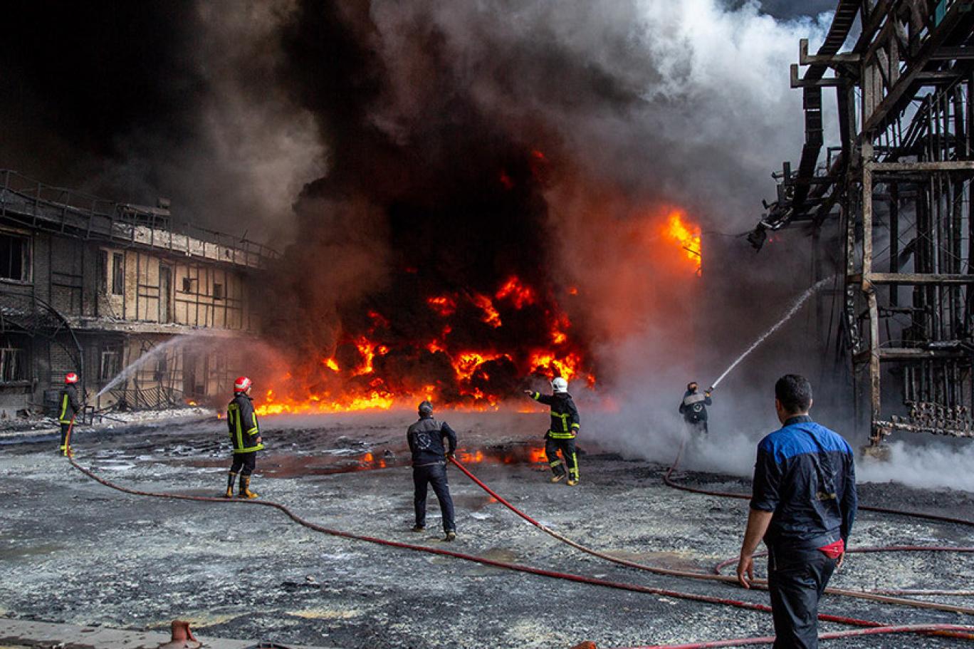 حريق هائل يوقف عمل مجمع صناعي كبير وسط إيران