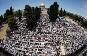 أكثر من 70 ألفا يؤدون صلاة الجمعة الأخيرة من رمضان في الأقصى رغم المنع