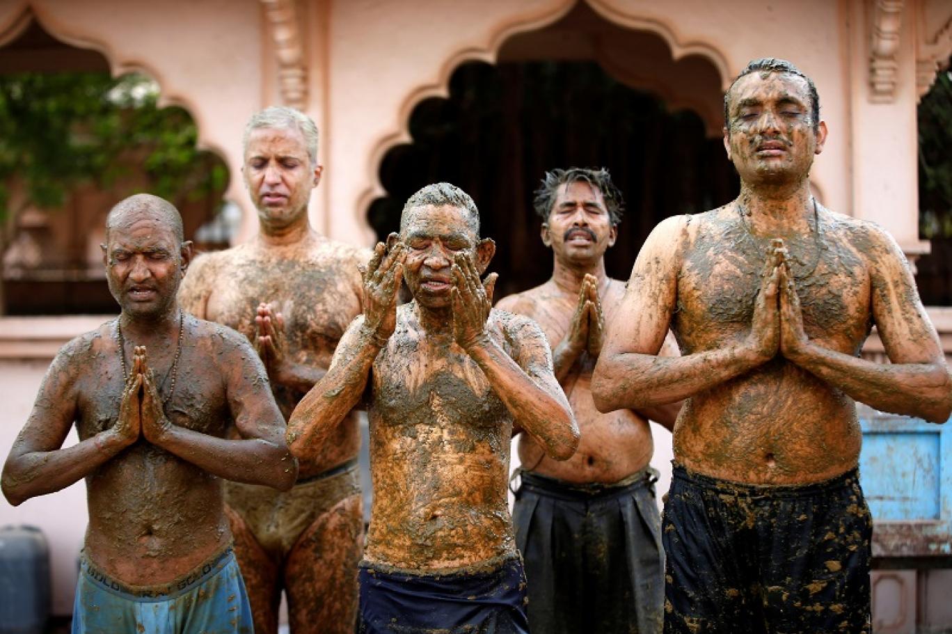 هنود يلجؤون لروث الأبقار لمواجهة كورونا وأطباء يحذرون