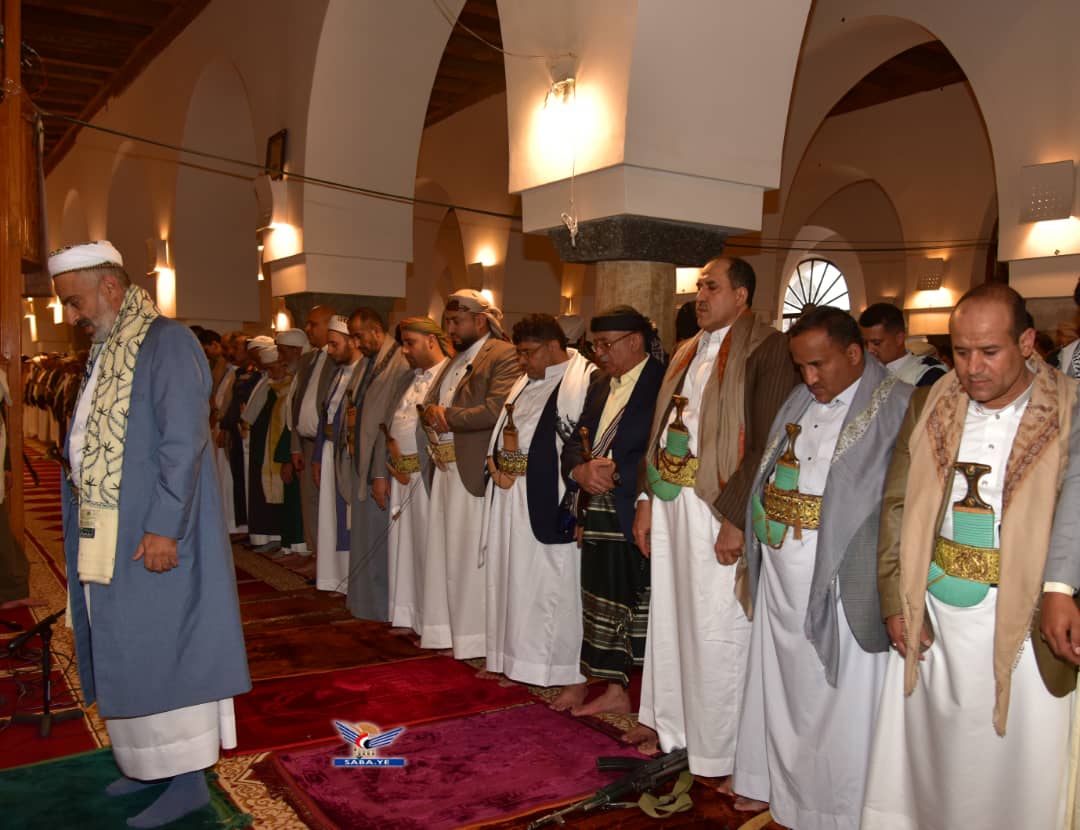 الحوثي والرهوي يؤديان صلاة عيد الفطر بالجامع الكبير بصنعاء الحوثي والرهوي يؤديان صلاة عيد الفطر بالجامع الكبير بصنعاء