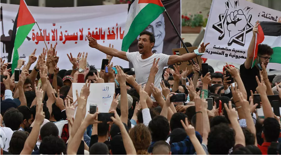 الشرطة الأردنية تفرق محتجين ينددون بإسرائيل ويطالبون بفتح الحدود مع الضفة الغربية الشرطة الأردنية تفرق محتجين ينددون بإسرائيل ويطالبون بفتح الحدود مع الضفة الغربية