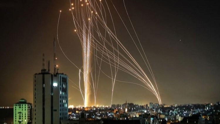 المقاومة الفلسطينية تطلق مجدداً دفعات من الصواريخ تجاه المستوطنات والمدن المحتلة المقاومة الفلسطينية تطلق مجدداً دفعات من الصواريخ تجاه المستوطنات والمدن المحتلة