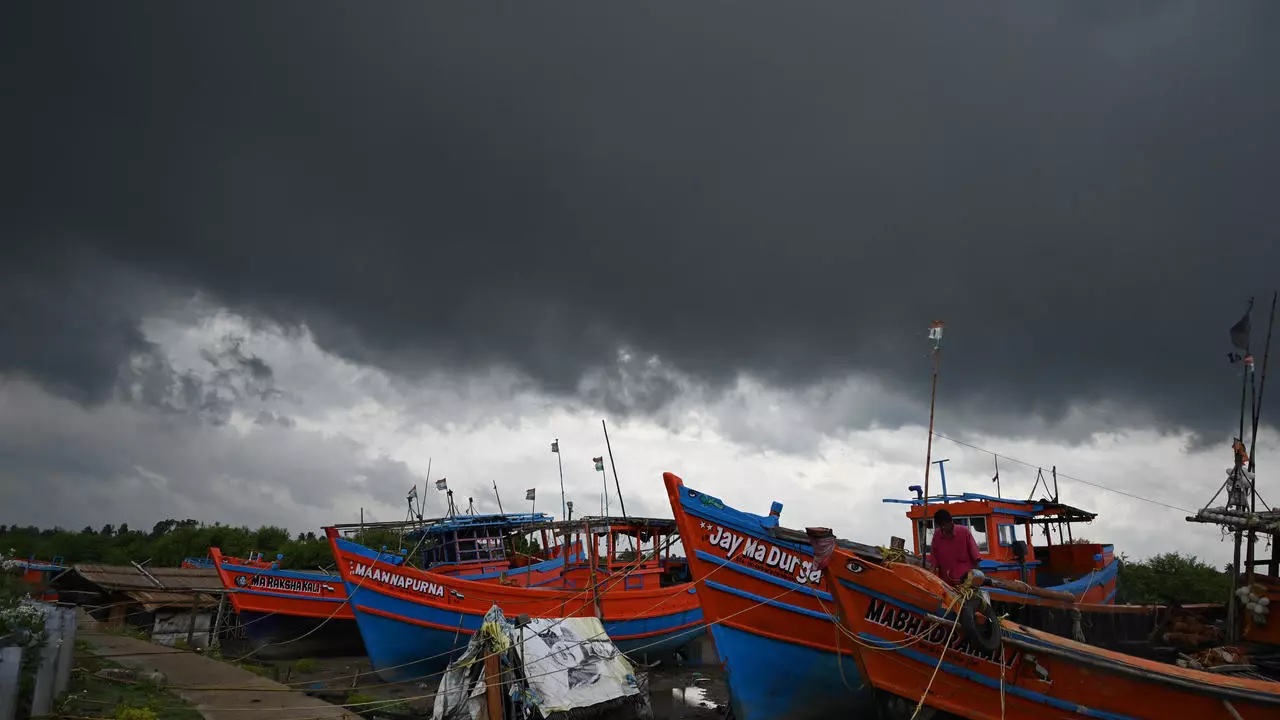 إجلاء حوالي مليوني شخص على الساحل الشرقي للهند قبل وصول الإعصار “ياس”