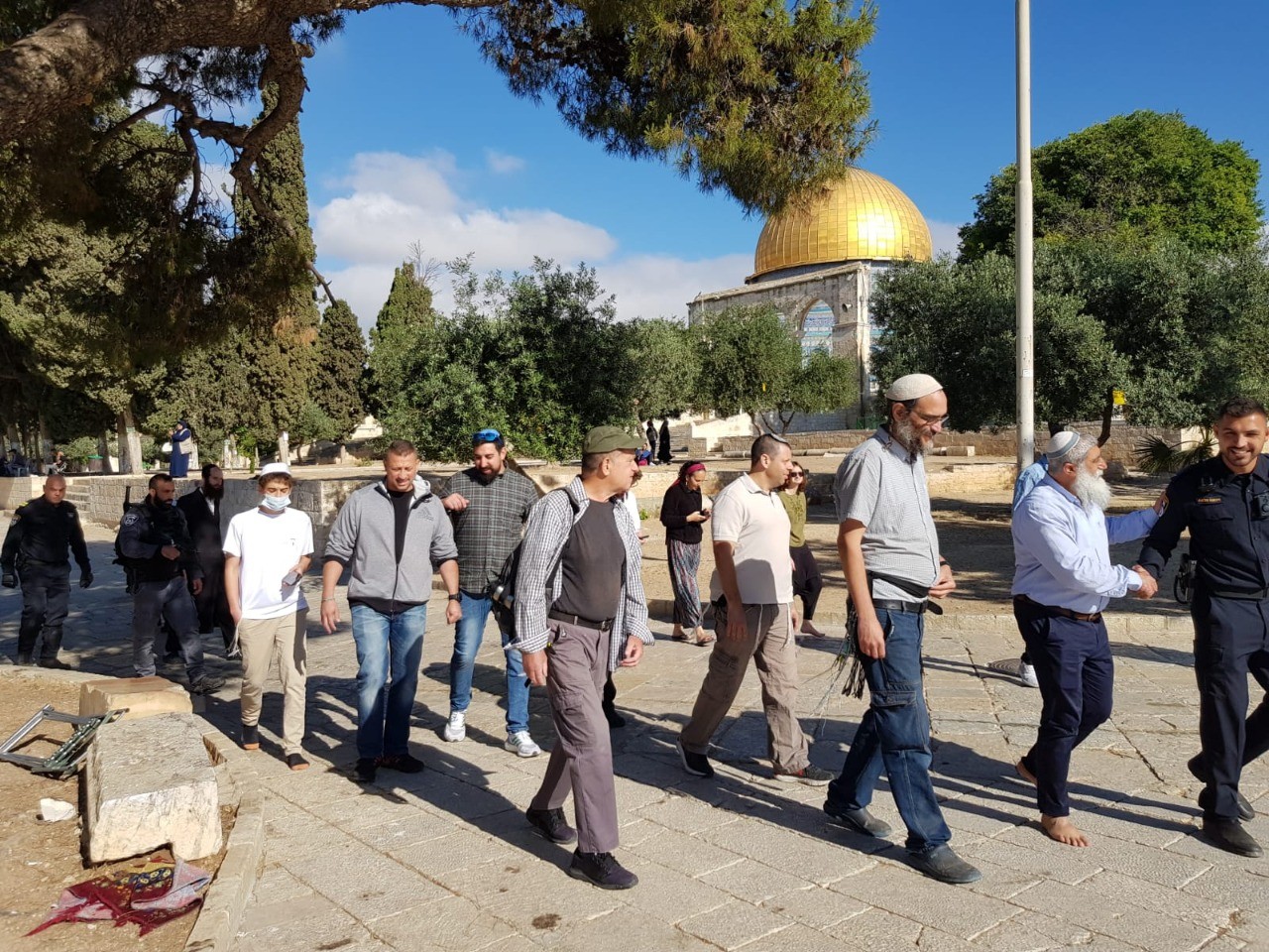 مستوطنون يقتحمون الأقصى بقيادة وزير إسكان الاحتلال وآخرون يجرفون أراضٍ بالخليل