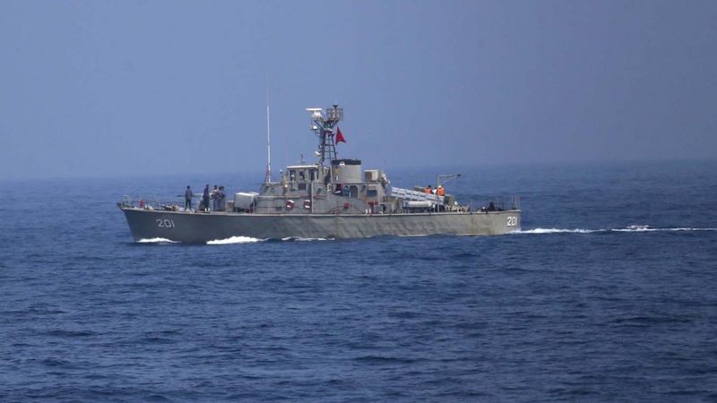 غرق أكبر سفينة تابعة للبحرية الإيرانية بعد اشتعال النيران فيها قرب خليج عمان