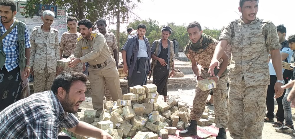 تسليم 120 مليون ريال من منتسبي المنطقة العسكرية الخامسة دعماً لفلسطين تسليم 120 مليون ريال من منتسبي المنطقة العسكرية الخامسة دعماً لفلسطين